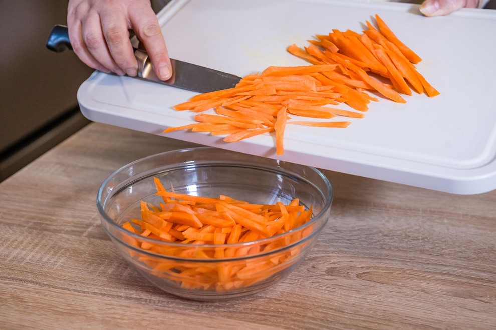 PEČENI KORENČKOVI TRAKCI Sploh, če imate radi pomfri, vas bo ta prigrizek povsem navdušili! Korenček narežite na trakce, jim dodajte …