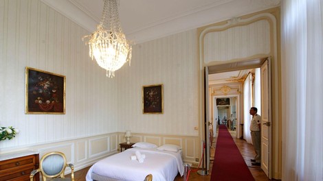 Skrivnost hotelske sobe št. 48: misterij, ki buri duhove še danes