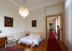 Skrivnost hotelske sobe št. 48: misterij, ki buri duhove še danes