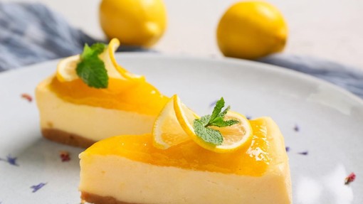 Okusna limonina skutna torta brez peke: popolna sladica za vsako priložnost