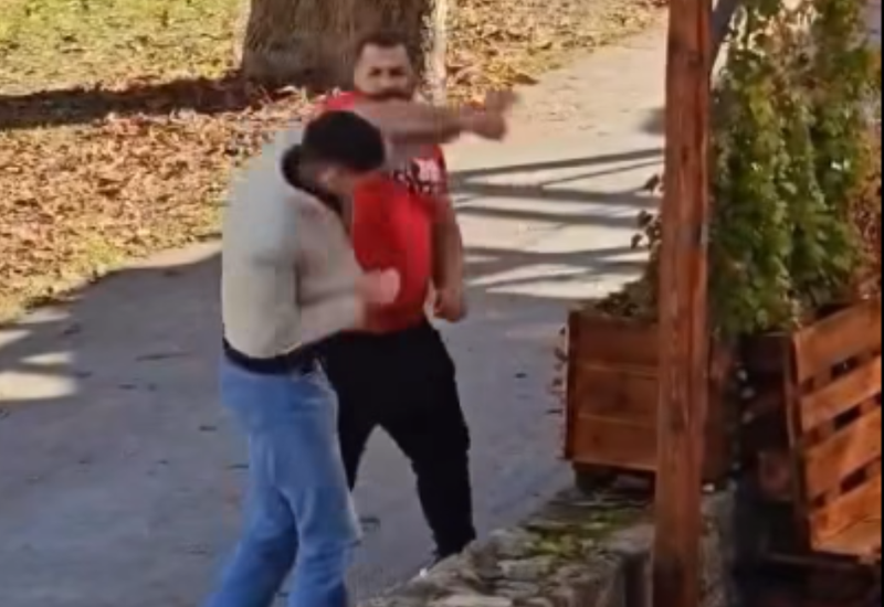 Nov incident v Novem mestu: vinjeni Rom udaril občana, napad je posnela kamera