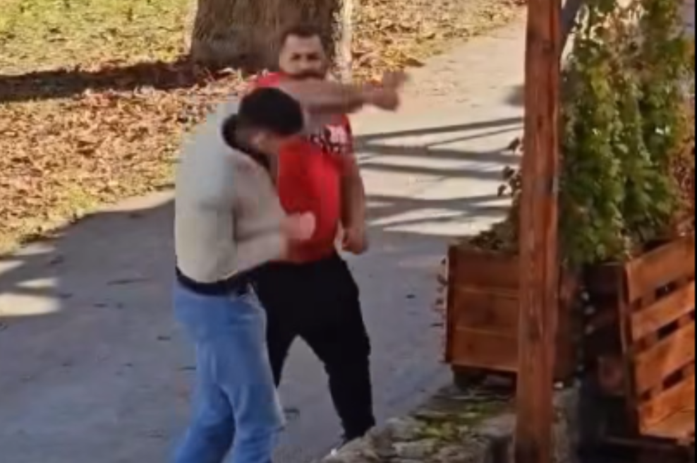 Nov incident v Novem mestu: vinjeni Rom udaril občana, napad je posnela kamera (foto: Facebook/Slovenske smešne scene/posnetek zaslona)