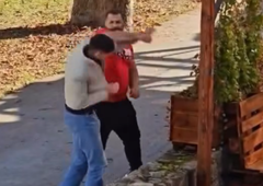 Nov incident v Novem mestu: vinjeni Rom udaril občana, napad je posnela kamera