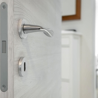 Študentka ogorčeno: "Vsakič, ko me ni doma, prihaja lastnik v stanovanje in preverja prostor ..." (kje je meja?!)