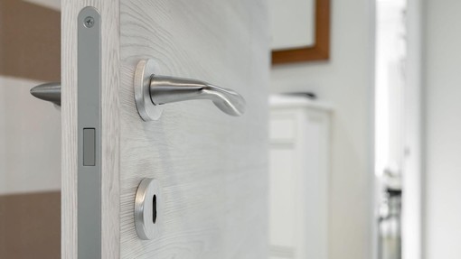 Moški preuredil sobo v novi hiši: ob vstopu vanjo nič hudega slutečega obiskovalca spreleti srh