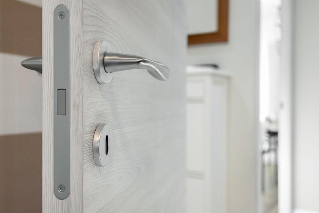 Moški preuredil sobo v novi hiši: ob vstopu vanjo nič hudega slutečega obiskovalca spreleti srh