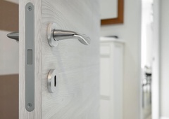 Študentka ogorčeno: "Vsakič, ko me ni doma, prihaja lastnik v stanovanje in preverja prostor ..." (kje je meja?!)