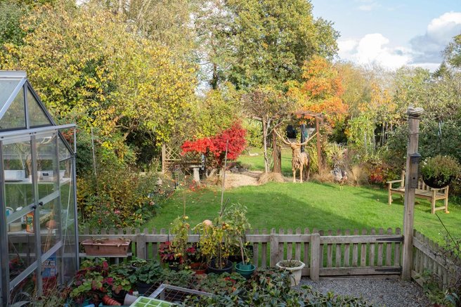 Kupovala je nov dom: kar se je skrivalo za ograjo na vrtu, jo je pustilo odprtih ust