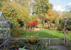 Kupovala je nov dom: kar se je skrivalo za ograjo na vrtu, jo je pustilo odprtih ust