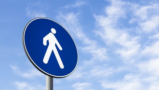 Saj ni res, pa je: v tej evropski državi uvajajo omejitev hitrosti za pešce