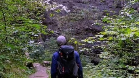 Slovenija Rakov Skocjan pohodnik