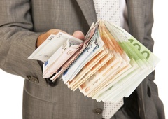 November prinaša bogastvo za te 3 astro znake, denar jim bo kar padal v žepe