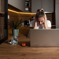 Kupila je rabljen kavč, da bi prihranila, a tega, kar se je zgodilo, ni pričakovala niti v najhujši nočni mori