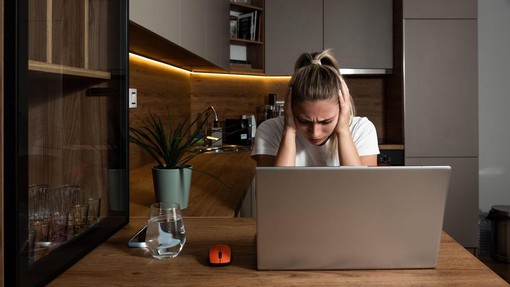 Zaradi sosedov v bloku doživlja pravo nočno moro: "Vsako jutro ob isti uri ..."