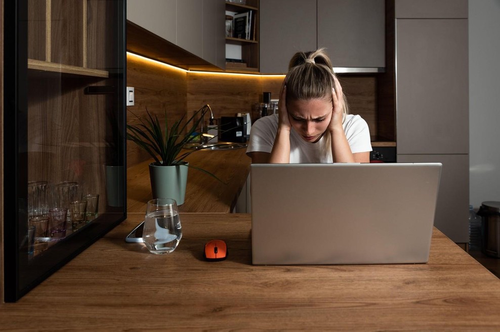 Slovenki zmanjkuje potrpljenja: "Sosed nad mano v stanovanjski hiši vsak dan ob osmih zjutraj ..." (foto: Profimedia)