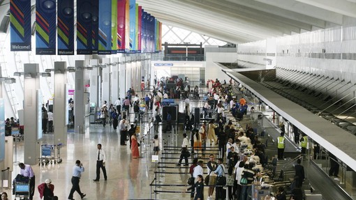 Na letališču aretirali potnika, ki je v prtljagi nosil nekaj nenavadnega