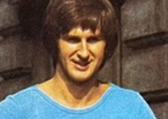 Bi ga prepoznali? Znani slovenski pevec objavil fotografijo, s katero je pred 50 leti krasil svojo prvo naslovnico