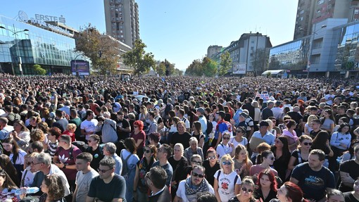 Eno leto od pretresljive tragedije: na prizorišču se je zbrala nepregledna množica ljudi