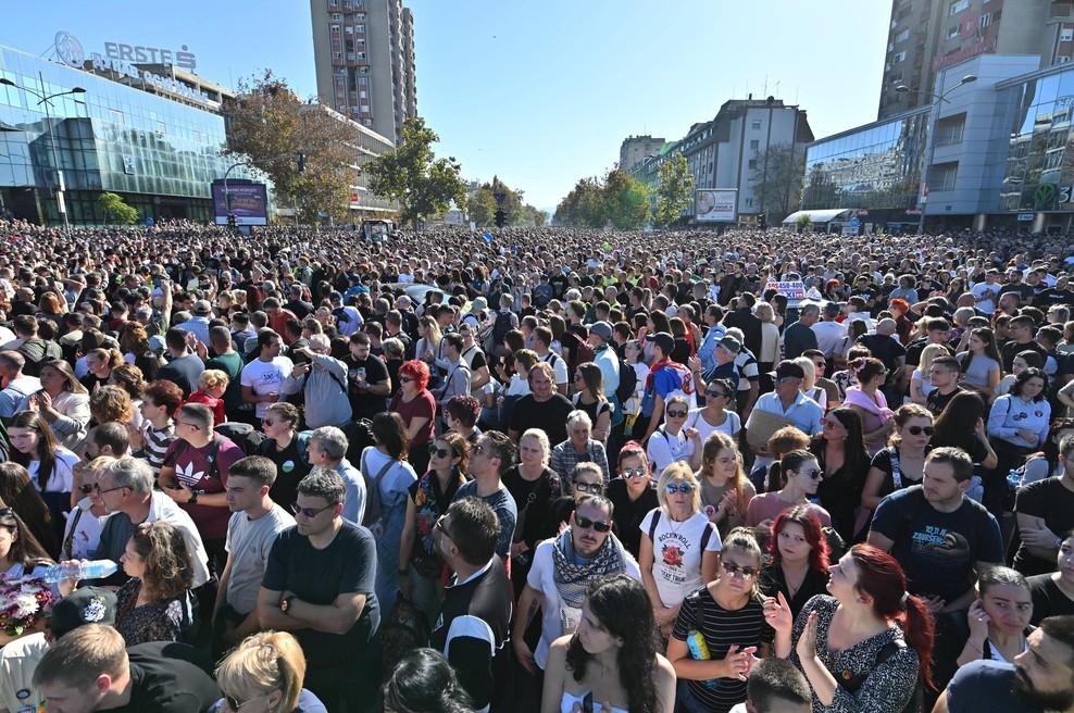 Eno leto od pretresljive tragedije: na prizorišču se je zbrala nepregledna množica ljudi (foto: Profimedia)