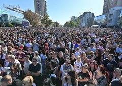 Eno leto od pretresljive tragedije: na prizorišču se je zbrala nepregledna množica ljudi