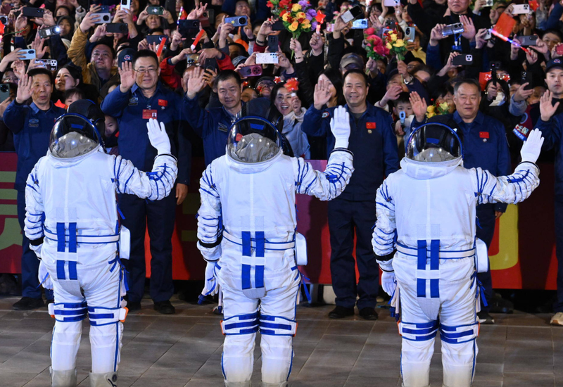 Kitajska v vesolje poslala najmlajšega astronavta doslej: tja so s posebnim namenom odpotovale tudi ...