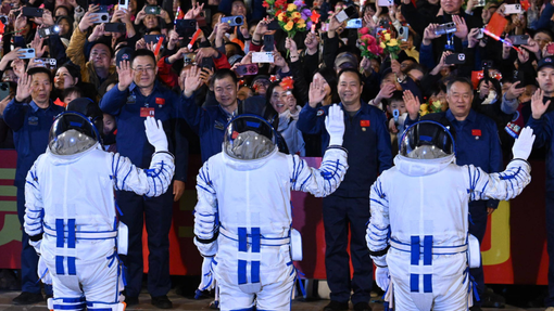 Kitajska v vesolje poslala najmlajšega astronavta doslej: tja so s posebnim namenom odpotovale tudi ...