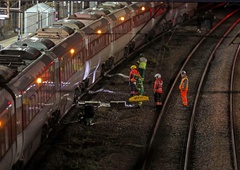 Napad z nožem na vlaku: v krvavem incidentu ranjenih deset ljudi