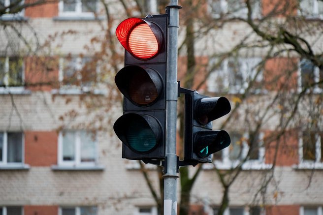 semafor rdeca luc promet 4 luc bela luc avtomobili studija znanstveniki