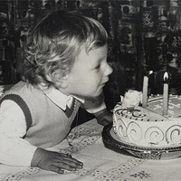 Prepoznate dečka na fotografiji? Danes je eden najbolj znanih Slovencev