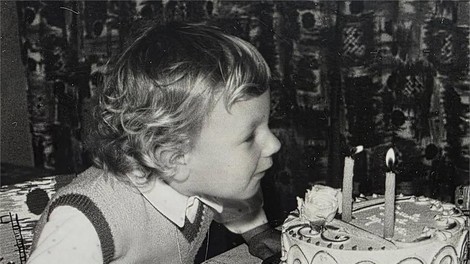 Prepoznate dečka na fotografiji? Danes je eden najbolj znanih Slovencev