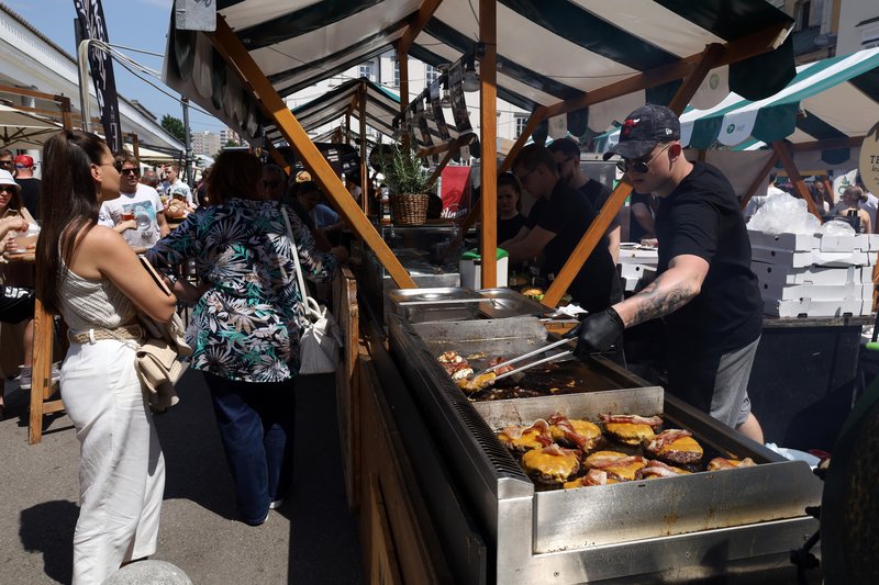 Na jedilniku konkretne cene, pod mizo kar vrečka kruha iz trgovine! Znan slovenski ponudnik burgerjev razjezil stranke