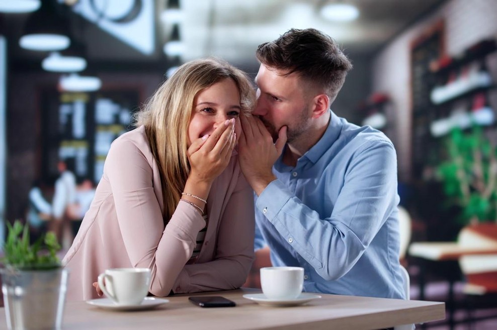 Komu ne smemo zaupati skrivnosti? 6 lastnosti največjih opravljivcev - okrog njih stopajte po prstih (in še pomembneje: molčite) (foto: Profimedia)