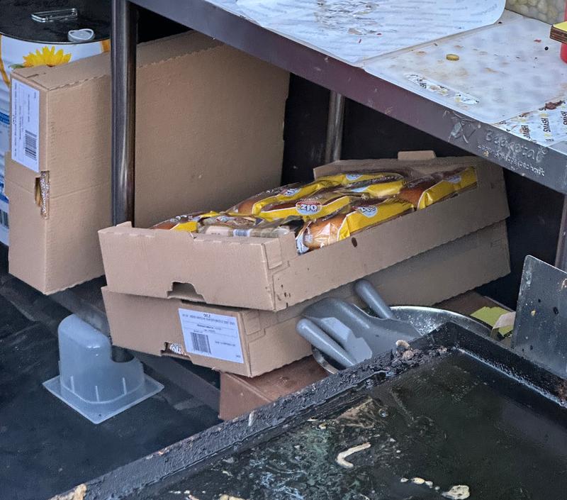 Na jedilniku konkretne cene, pod mizo kar vrečka kruha iz trgovine! Znan slovenski ponudnik burgerjev razjezil stranke