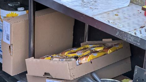 Na jedilniku konkretne cene, pod mizo kar vrečka kruha iz trgovine! Znan slovenski ponudnik burgerjev razjezil stranke