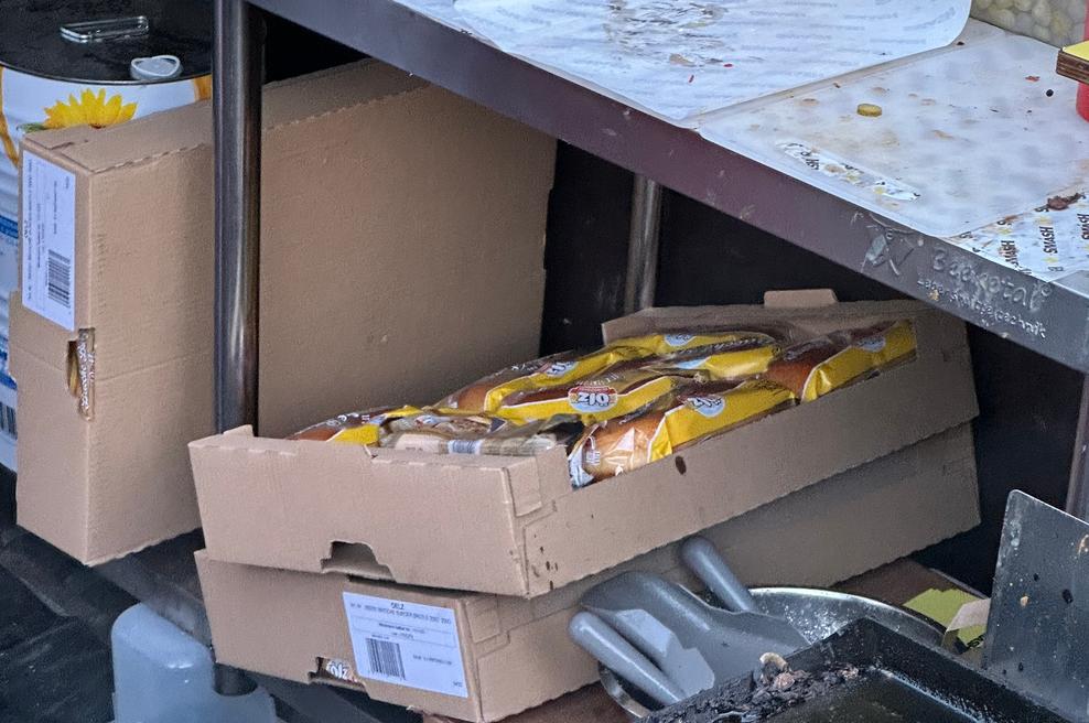 Bombetke, ki jih uporabljajo pri pripravi burgerjev. (foto: Bralka)