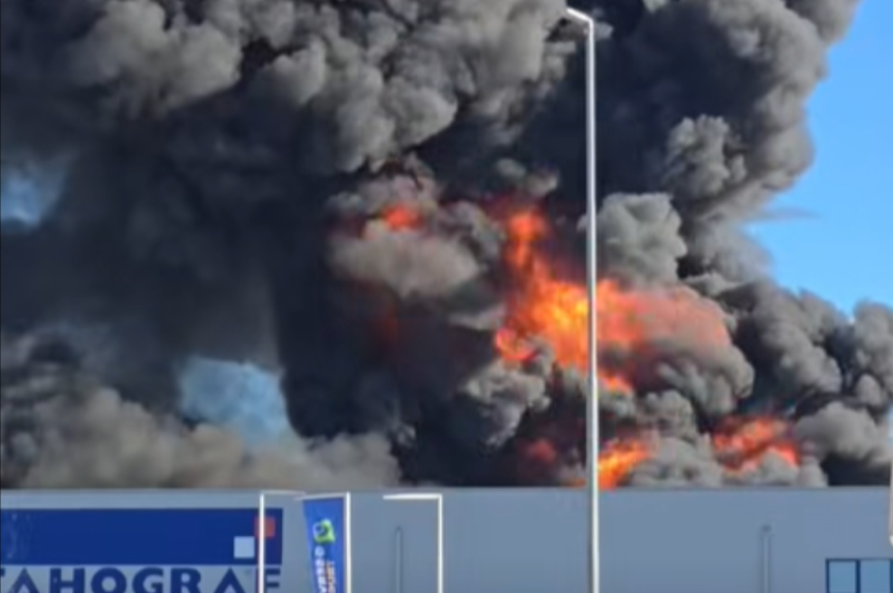 V Sveti Nedelji izbruhnil velik požar: v nebo se vali gost črn dim, oblasti opozarjajo prebivalce (foto: Facebook/Zvonimir Videković Zozo)