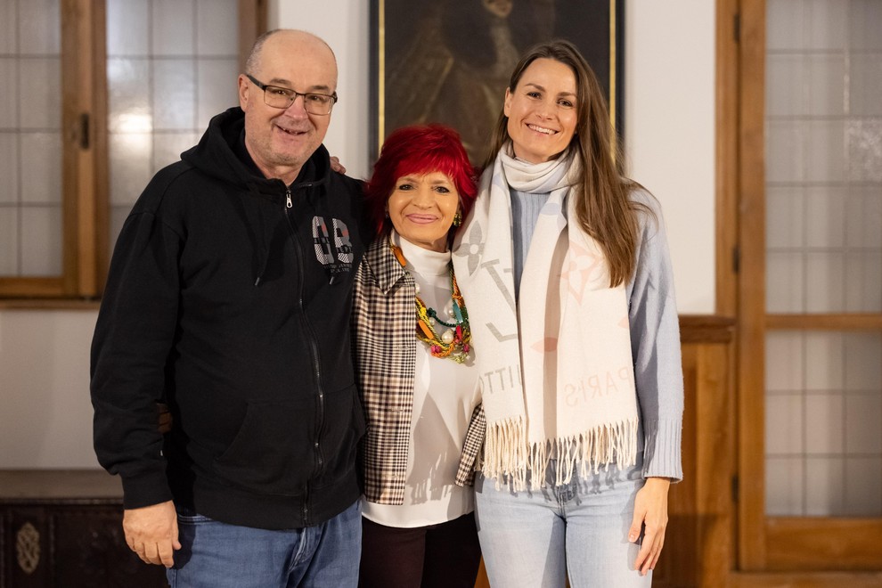 Dobrodelni dogodek debata Sara Isaković in Miha Kramli