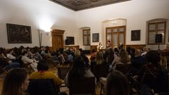 Dobrodelni dogodek debata Sara Isaković in Miha Kramli