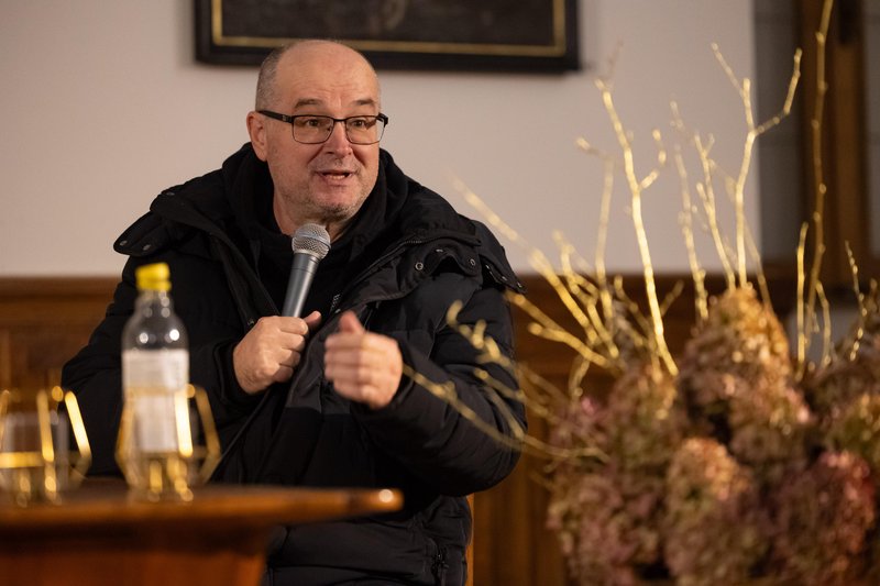 Dobrodelni dogodek debata Sara Isaković in Miha Kramli