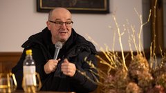 Dobrodelni dogodek debata Sara Isaković in Miha Kramli