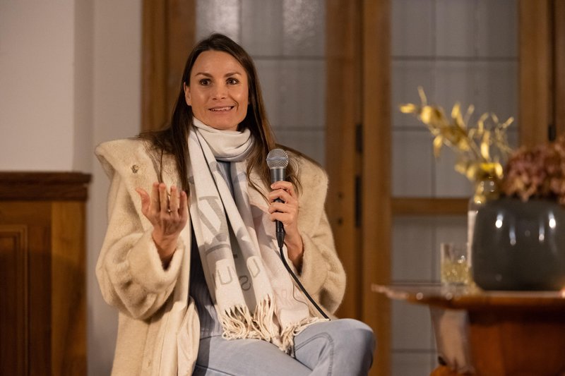 Dobrodelni dogodek debata Sara Isaković in Miha Kramli