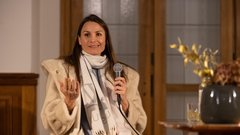 Dobrodelni dogodek debata Sara Isaković in Miha Kramli