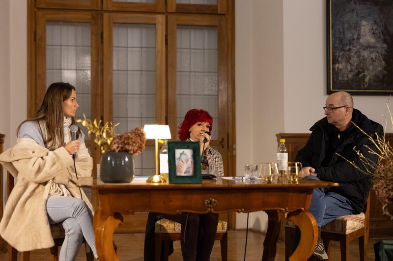 Dobrodelni dogodek debata Sara Isaković in Miha Kramli