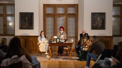 Dobrodelni dogodek debata Sara Isaković in Miha Kramli