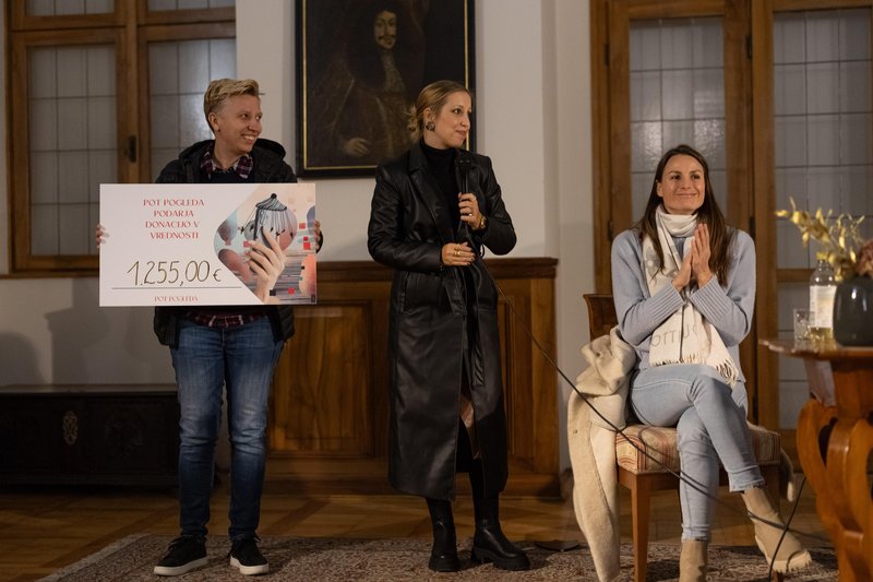 Dobrodelni dogodek debata Sara Isaković in Miha Kramli