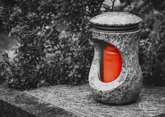 Umrla legendarna pevka, ki je s svojim nepozabnim glasom zaznamovala največje glasbene uspešnice