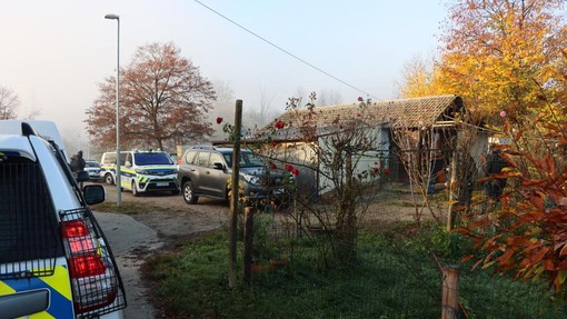 Hišne preiskave v romskem naselju: policija našla pravi arzenal orožja