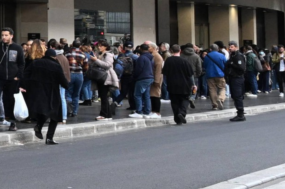 Priljubljeni spletni trgovec odprl prvo fizično trgovino: zunaj so se drenjale množice ljudi (foto: Profimedia)
