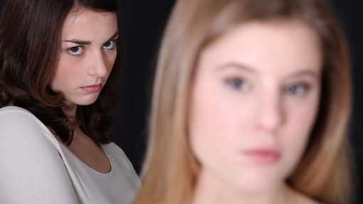 6 jasnih znakov, da vam nekdo v vaši bližini želi slabo