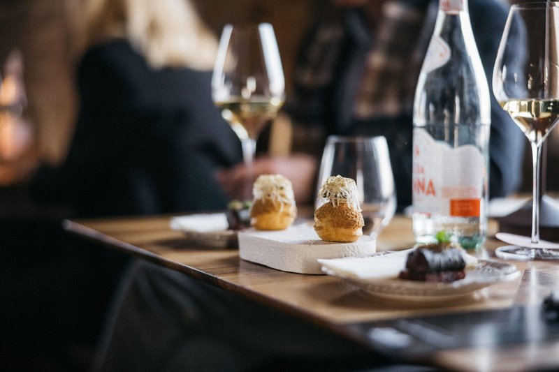 Novo peneče vino Assemblage dogodek François Botton Miran Sirk